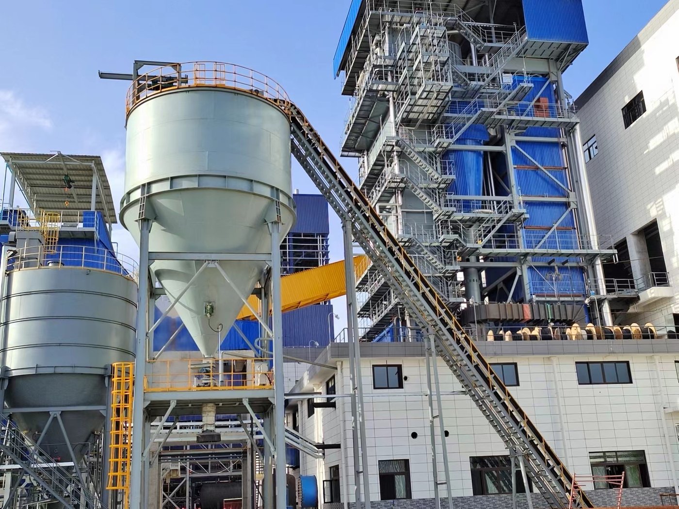 Belt conveyor and storage silos at a thermal power project