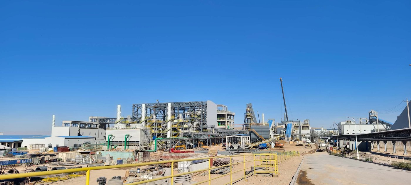 Химический комплекс EuroChem-Karatau в стадии строительства в Жамбылской области Казахстана с конвейерными галереями между технологическими корпусами